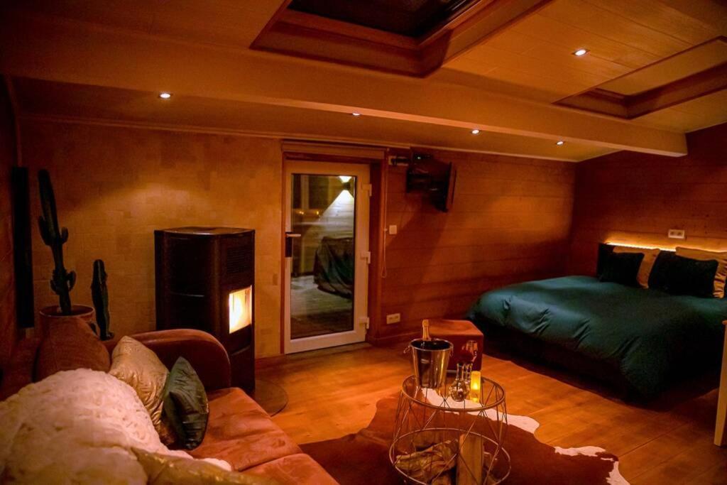 Le Spa Du Cabanon: Cabanon De Luxe Avec Spa Entierement Privatif Aye Exterior photo